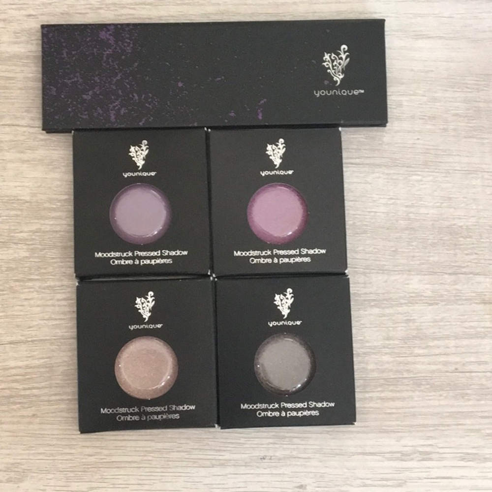 Signature pressed quad palette with eye shadow.